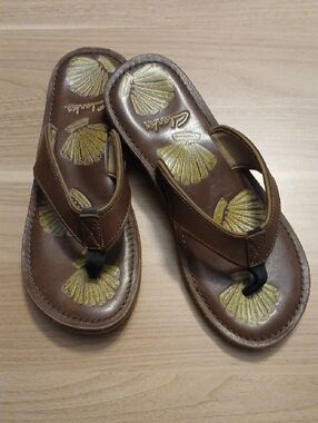 Clarks "Tahiti Brown" Leather Flip Flops With Gold Shell Motif Insole in Size 9M
